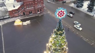 Şehir meydanında parlayan muhteşem bir Noel ağacı, hava manzaralı..