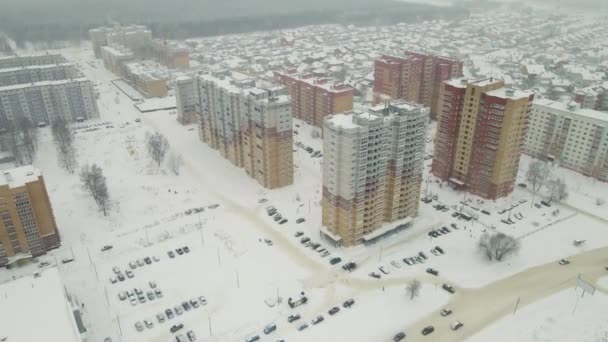 Edifícios modernos de apartamentos altos cobertos de neve após uma nevasca. — Vídeo de Stock