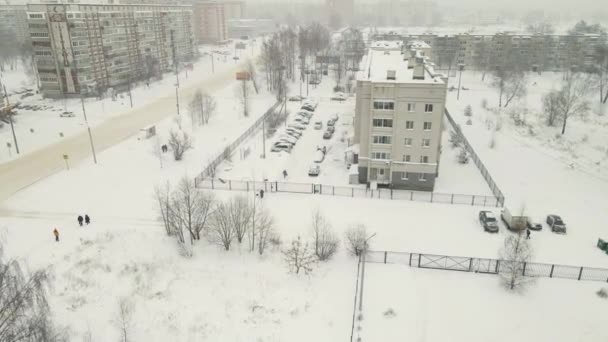 Appartementen met meerdere verdiepingen bedekt met sneeuw na een sneeuwstorm. — Stockvideo