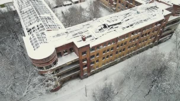 Un edificio de varios pisos con un techo destruido cubierto de nieve después de una ventisca — Vídeo de stock