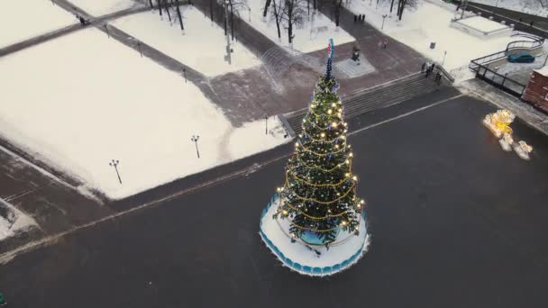 Hermoso y delgado árbol de Navidad en la plaza de la ciudad, vista aérea. — Vídeos de Stock