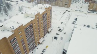 Şiddetli bir kar fırtınasından sonra karla kaplı modern yüksek binalar. 