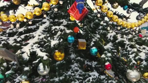 Jiskřivý, báječný novoroční strom na náměstí, letecký pohled. — Stock video