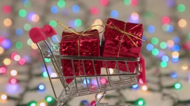 Beyaz karlı bir sepetteki iki Noel hediyesi, Noel arkaplanı.