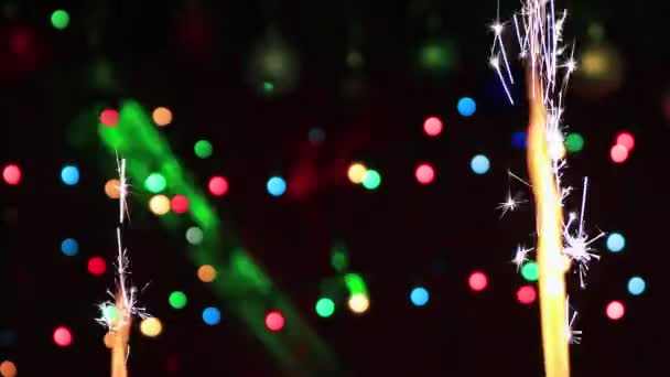 Économiseur d'écran vidéo de Noël - deux feux d'artifice brûlant avec des étincelles. — Video