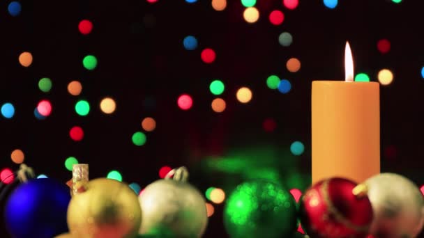 Économiseur d'écran vidéo de Noël - boules colorées et une bougie allumée. — Video