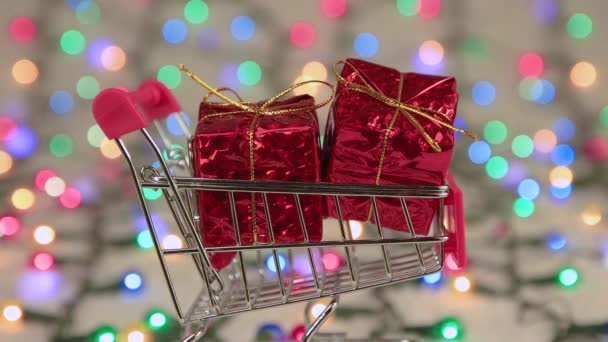 Два рождественских подарка в корзине на белом снегу, рождественский фон. — стоковое видео