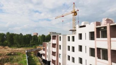 İnşaat vinçleri ve modern yeni bina, hava manzarası. 