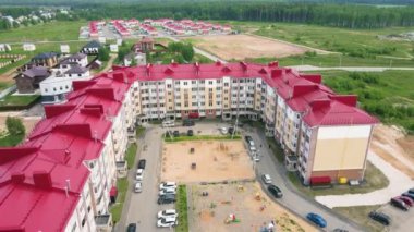 Kırmızı çatılı, hava manzaralı modern çok katlı bina..