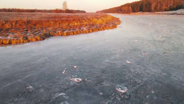 Oranžové pobřeží a jezero pokryté ledem, letecký výhled. — Stock video