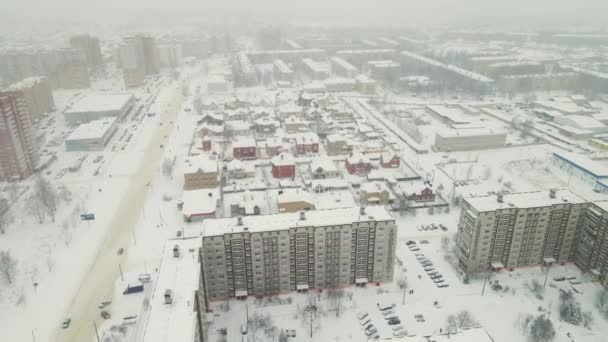 Hoge flatgebouwen bedekt met sneeuw na een sneeuwstorm. — Stockvideo