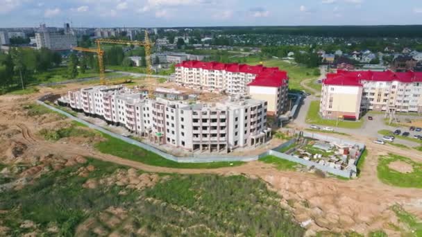 Nuevo multi-planta moderna, edificio de apartamentos, vista aérea. — Vídeos de Stock