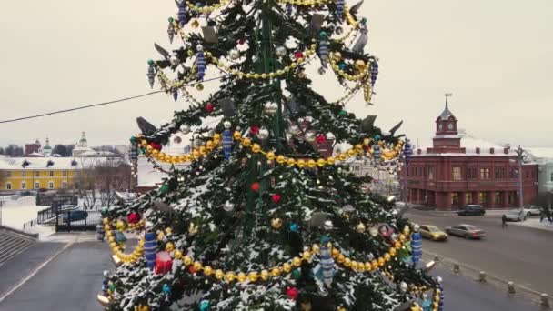 Świecące noworoczne światła i dekoracje na wysokim drzewie miejskim — Wideo stockowe