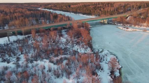 Tranquil χειμερινό τοπίο με οδική γέφυρα στο ηλιοβασίλεμα, εναέρια θέα. — Αρχείο Βίντεο