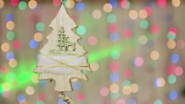 Vintage árbol de madera juguete de Navidad en una rama, espacio para copiar. — Vídeos de Stock