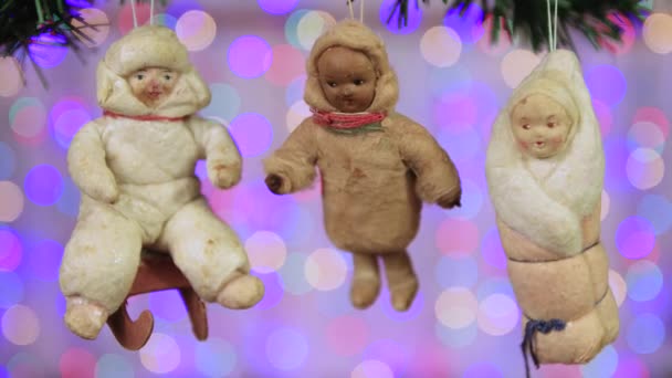 Vintage dzieci zabawki świąteczne na gałęzi choinki, przestrzeń kopiowania. — Wideo stockowe