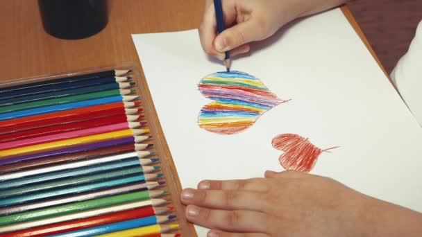 Barnens händer kommer att måla ett stort hjärta i regnbågens färger. — Stockvideo
