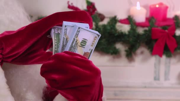 Крупный план Санта-Клауса Rkui листовки через связки банкнот доллара. — стоковое видео