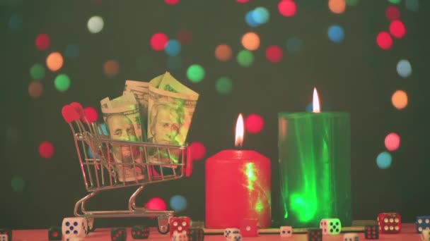 Dólares de salvapantallas en una canasta y dos velas encendidas — Vídeos de Stock