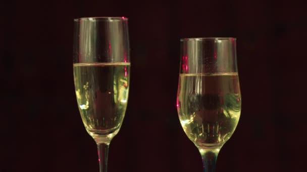 Kerst video screensaver twee glazen gevuld met champagne. — Stockvideo