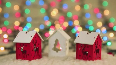 Beyaz kar üzerinde üç Noel evi duruyor, Noel arkaplanı. 