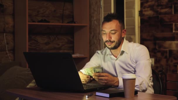 Hombre de negocios guapo de blanco está molesto, obtuvo un pequeño beneficio. — Vídeos de Stock