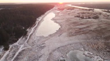 Tarla, orman ve göl karın altında Güneşin güzel ışığında.