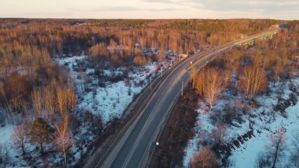 Smukt vinterlandskab med en vej ved solnedgang, luftudsigt. – Stock-video