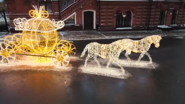 Carruaje de caballos y guirnaldas, decoración de calle navideña dorada. — Vídeos de Stock
