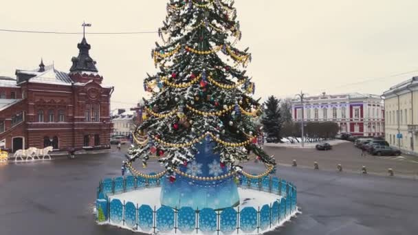 Bela, fabulosa árvore de Ano Novo na praça da cidade, vista aérea. — Vídeo de Stock
