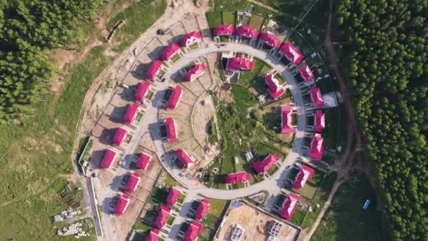 Cabañas nuevas y modernas en los suburbios, vista aérea. — Vídeos de Stock