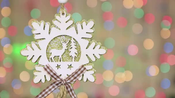 Vintage juguete de Año Nuevo copo de nieve de madera con árbol, espacio de copia. — Vídeos de Stock