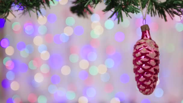 Vintage Noël jouet cône de pin rouge sur une branche, espace de copie. — Video
