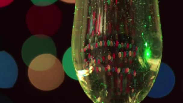 Capteur d'écran gros plan d'un verre rempli de champagne avec des bulles. — Video