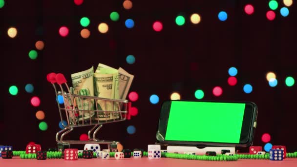 Vánoční video spořič vozík s dolary, smartphone s klíčem chroma. — Stock video