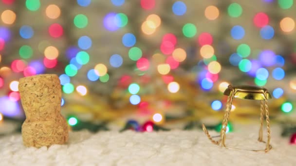 Champagner-Korken und Maulkorb auf weißem Schnee, weihnachtlicher Hintergrund. — Stockvideo