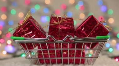 Beyaz karlı bir sepetteki Noel hediyeleri, yeni yıl arkaplanı.. 