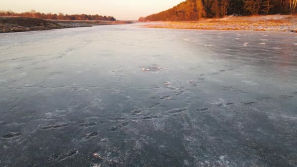 Замерзла поверхня озера покрита льодом, видом на повітря . — стокове відео