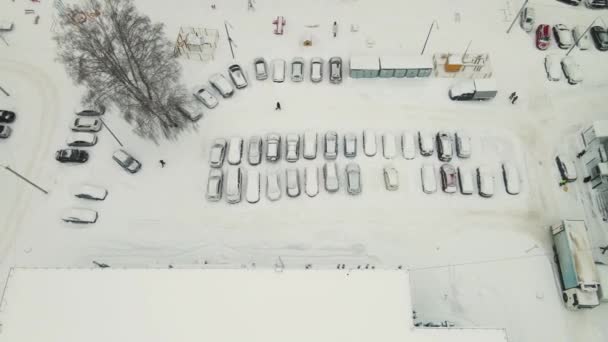 Τα αυτοκίνητα στο πάρκινγκ μετά από μια χιονοθύελλα καλύπτονται άφθονα με χιόνι. — Αρχείο Βίντεο