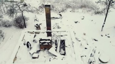 Kış köyü manzarası. Sobası ve yanmış bir evi var. Hava manzaralı.. 