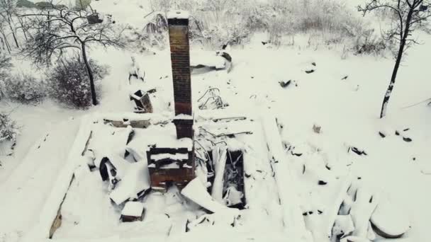 Winterdörfliche Landschaft mit Ofen und abgebranntem Haus, Luftaufnahme. — Stockvideo