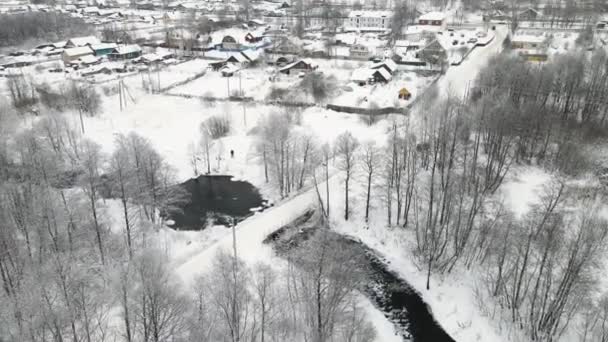 Et påfallende vinterlandskap med isfri elv, utsikt fra luften. – stockvideo