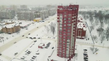 Şiddetli bir kar fırtınasının ardından karla kaplı yüksek katlı apartmanlar. 