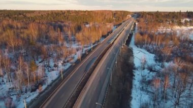 Gün batımında bir otoyolu ve hava manzarası olan muhteşem kış manzarası..