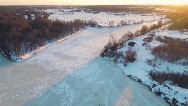 Lugn vinter landskap med frusen flod vid solnedgången, antenn utsikt. — Stockvideo