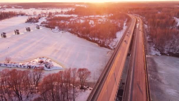 Bellissimo paesaggio invernale con un ponte stradale al tramonto, vista aerea. — Video Stock