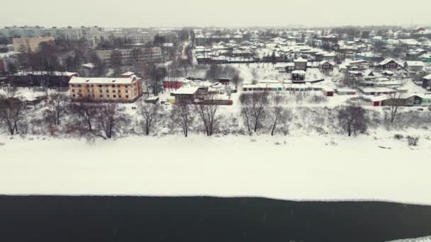 Fabuloso paisaje de invierno con un río congelado y suburbios, vista aérea. — Vídeos de Stock