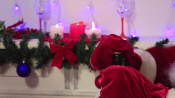 Santa Clauss handskar händer kan inte öppna en flaska champagne. — Stockvideo