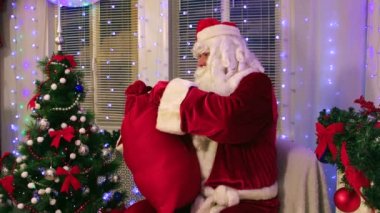 Modern Noel Baba hediyelerle çantayı çözer..