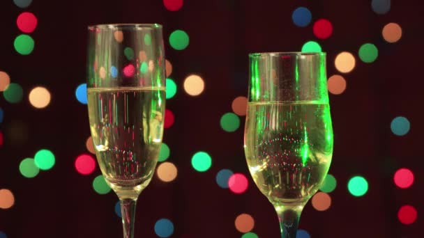 Скрінсейвер два келихи, наповнені шампанським з бульбашками . — стокове відео